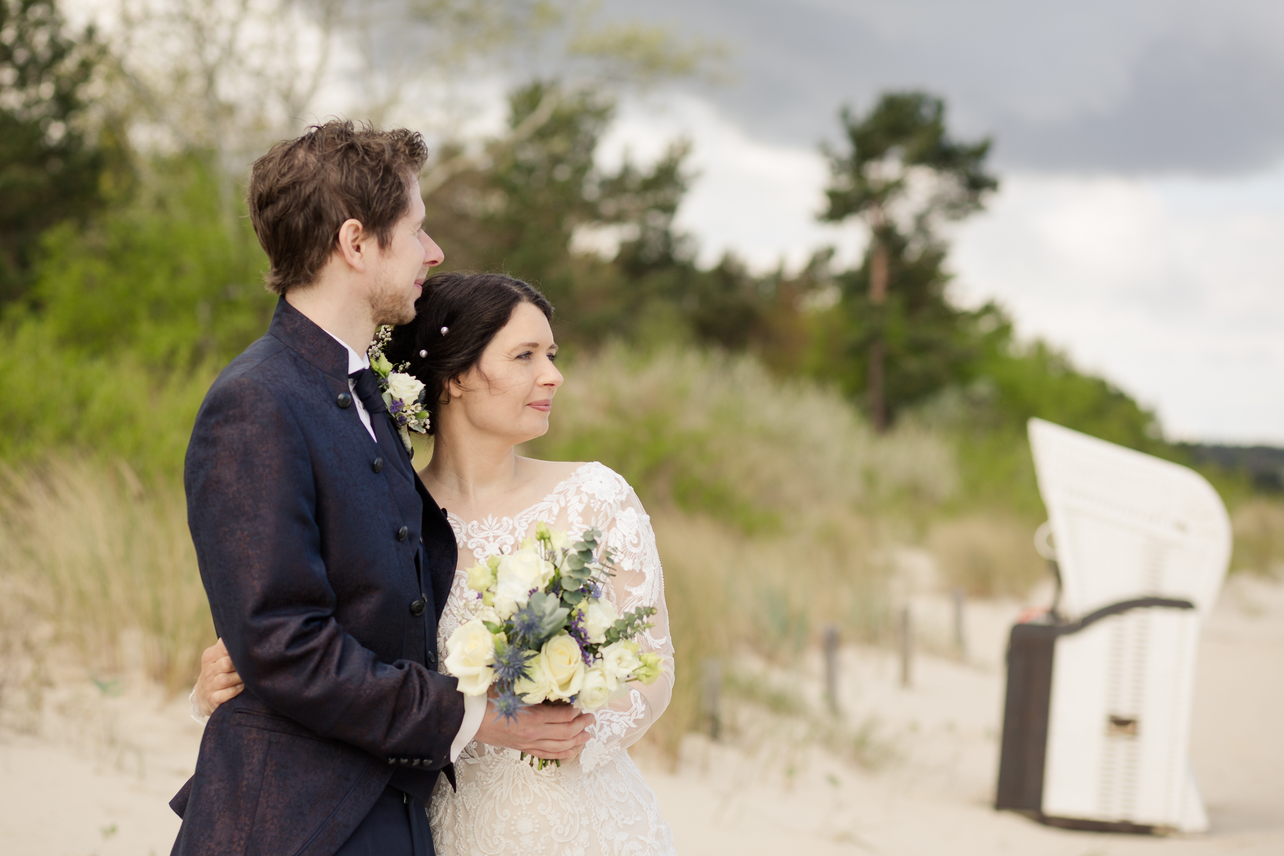 Brautpaar am Strand von Heringsdorf bei ihrer freien Traung mit dem Hochzeitsnetzwerk Hochzeit Usedom