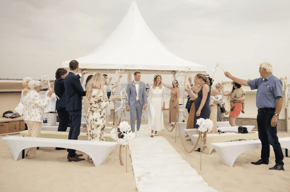 Hochzeit am Strand mit Gästen, Meerblick und festlicher Atmosphäre. Hochzeit Kosten Usedom Strandhochzeit