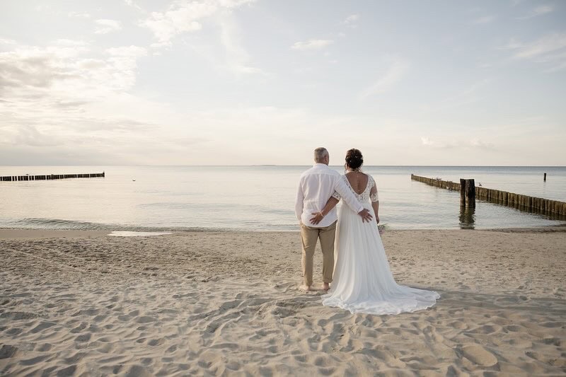 Brautpaar am Strand bei Sonnenuntergang auf Usedom, perfekte Kulisse für eine romantische Hochzeit.