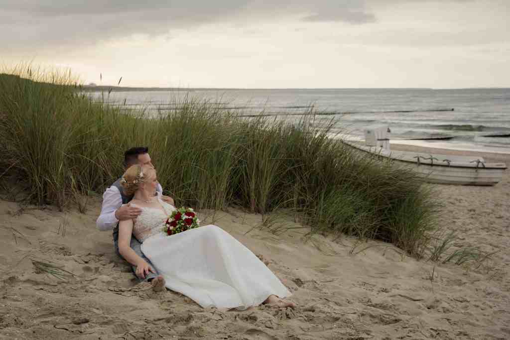 Brautpaar am Strand von Usedom. Planung einer elopement hochzeit auf usedom