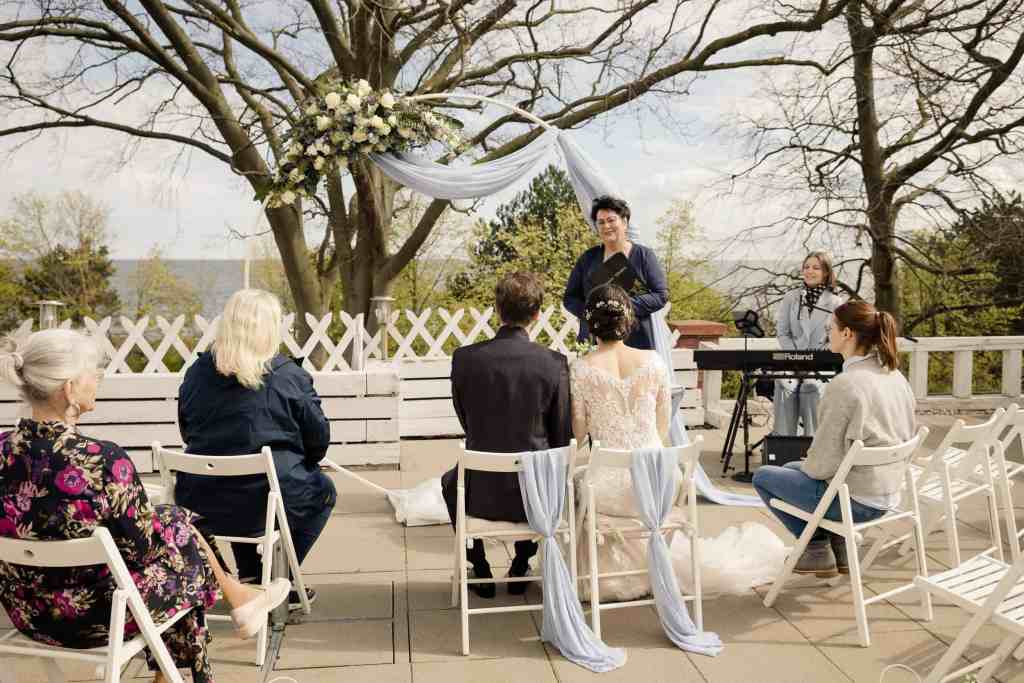 Romantische Hochzeit im Garten mit Blick auf das Meer auf Usedom.