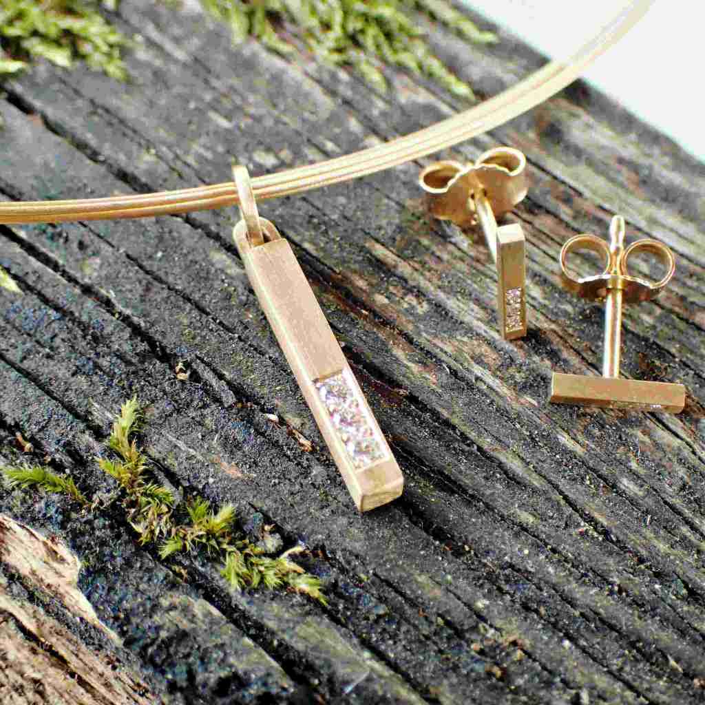 Schmuckset aus Kette und Ohrsteckern von Brigitta von Grünberg