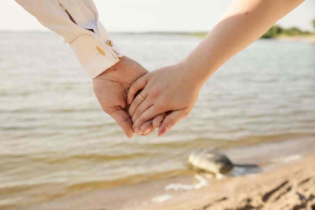 Gemeinsam eine Hochzeit an der Ostsee planen. Brautpaar hand in hand